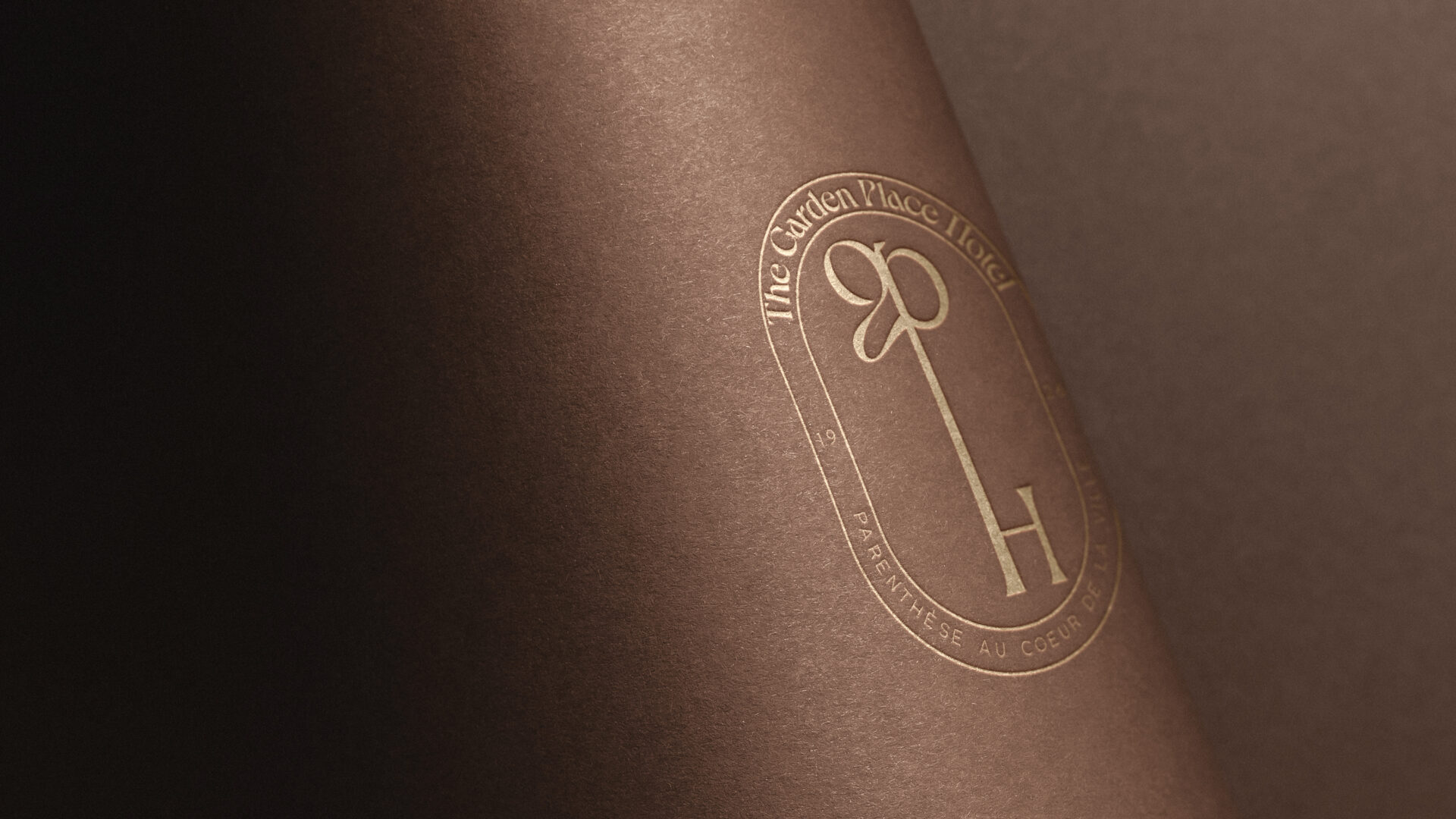 projet de design global comprenant du design d'intérieur, design graphique et du design mural à Paris pour un professionnel. Hôtel pour lequel nous avons créé l'identité (logo, charte graphique et supports de communication). La signalétique adaptée à la charte graphique et la décoration, design d'intérieur associée à la nouvelle identité de l'établissement hôtelier.